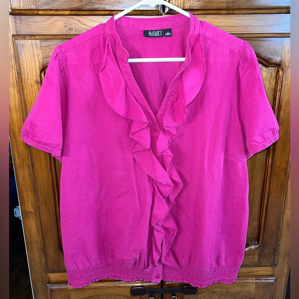 A.N.A. Women’s Fuchsia Ruffled Short Sleeve Blouse! Size 1X.